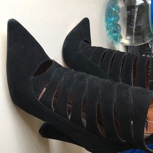 Steve Madden Feather Black booties